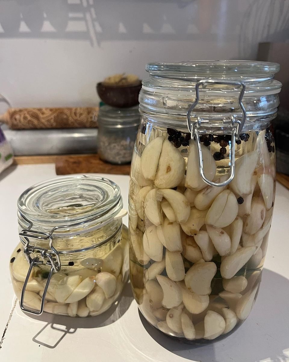 Peeled garlic bulbs preserved in a brine liquid
